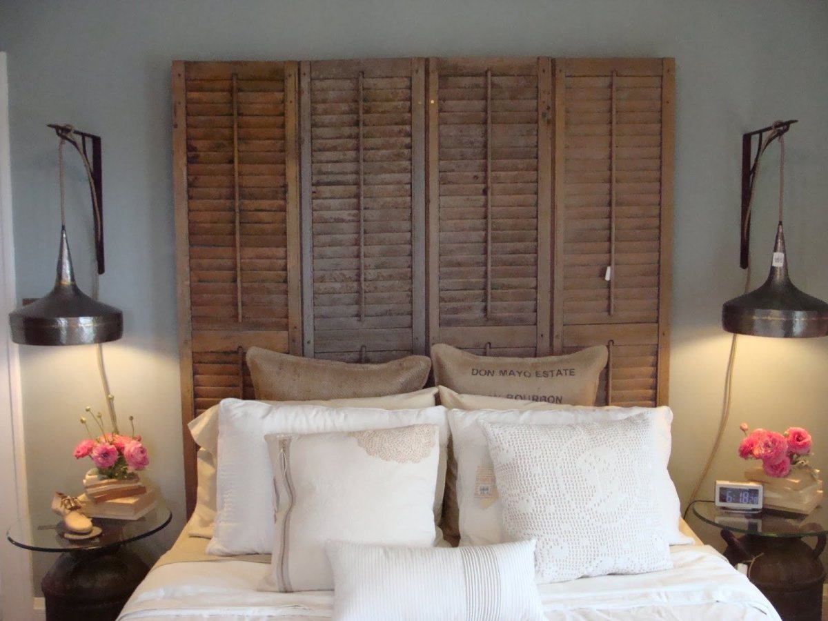 Кровать с деревянным изголовьем