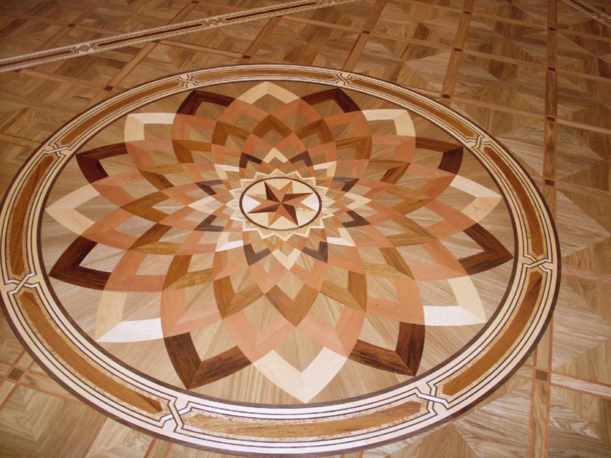 Художественный паркет на пороге в комнаты