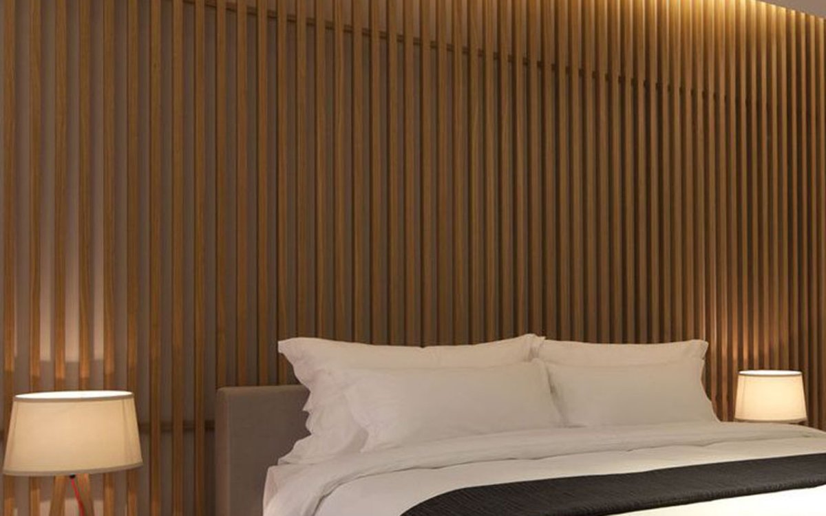 Деревянное панно над кроватью