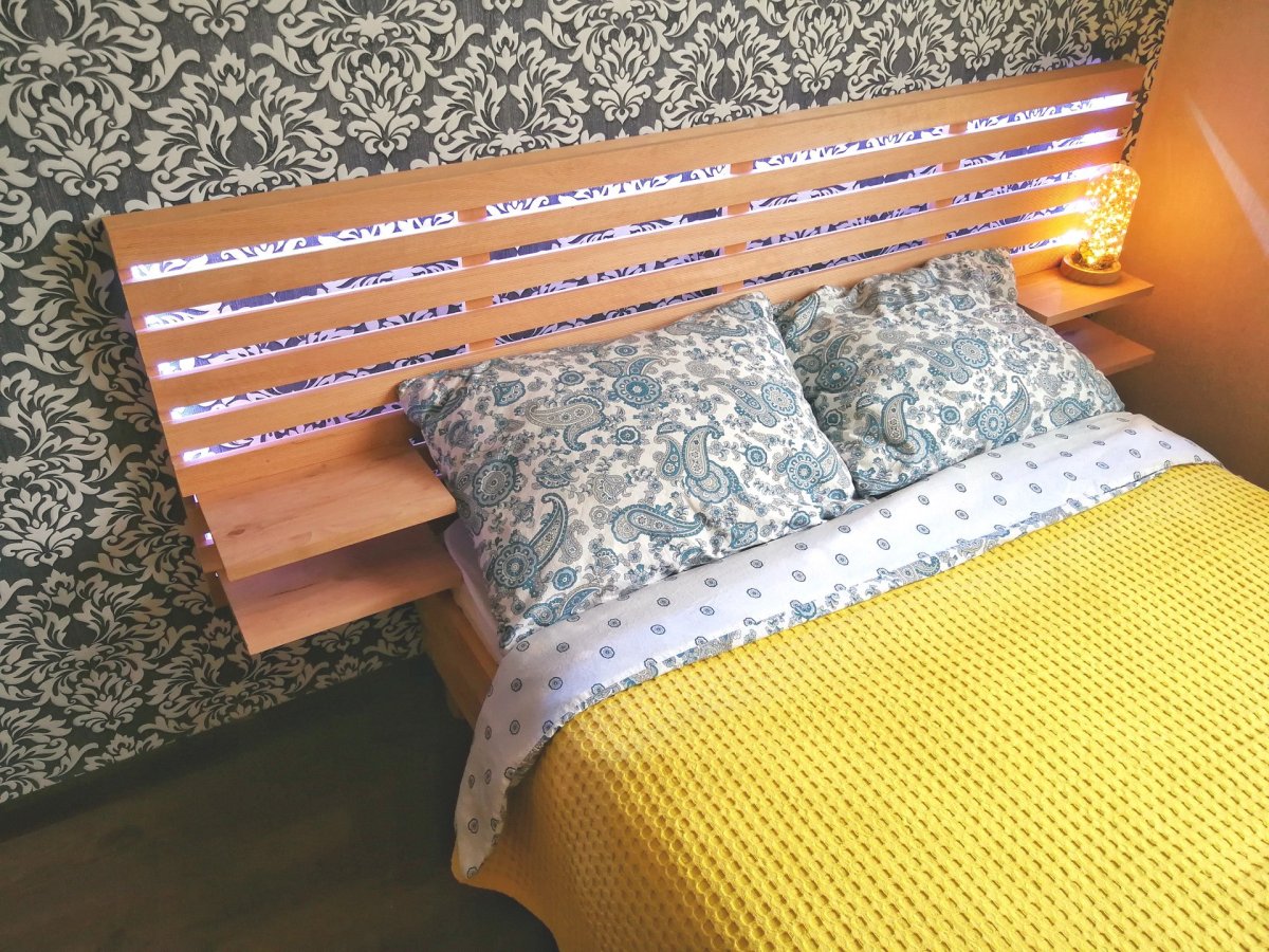 Изголовье кровати из дощечек