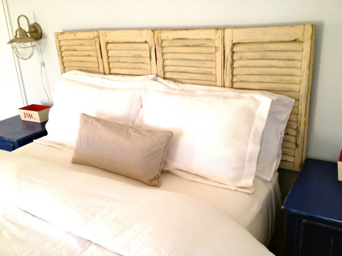 Деревянные рейки в спальне