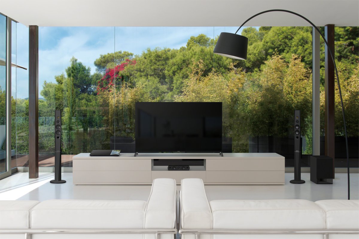 Пустая стена в гостиной