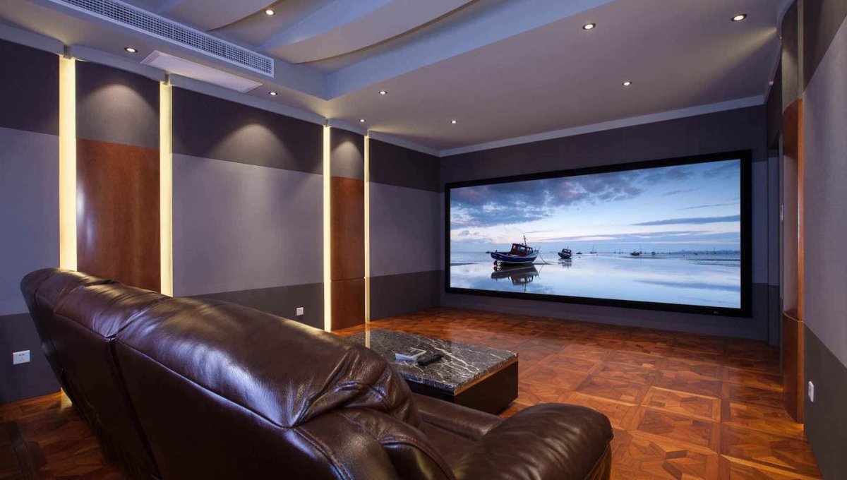 Стенка в гостиную с телевизором на стене