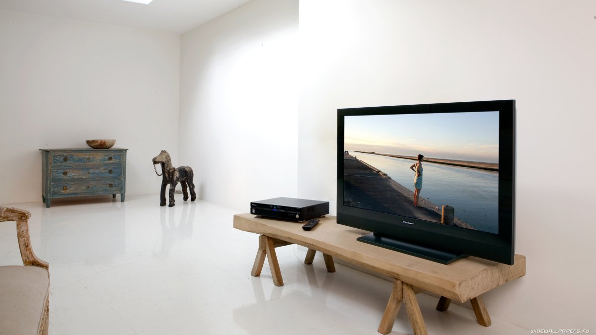 Телевизор на стене в интерьере