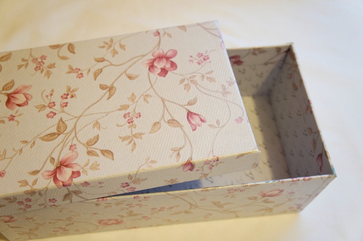 Обшиваем картонные коробки тканью