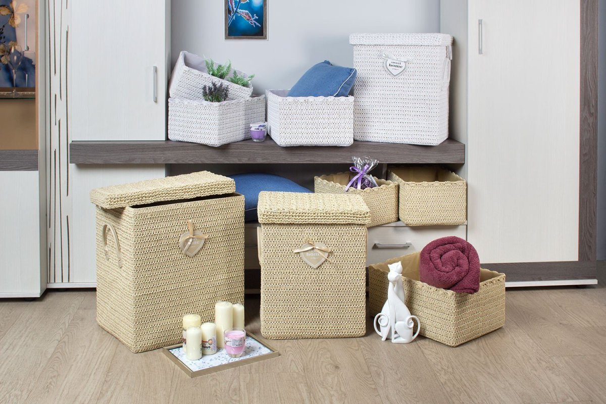 Картонные коробки в комнате