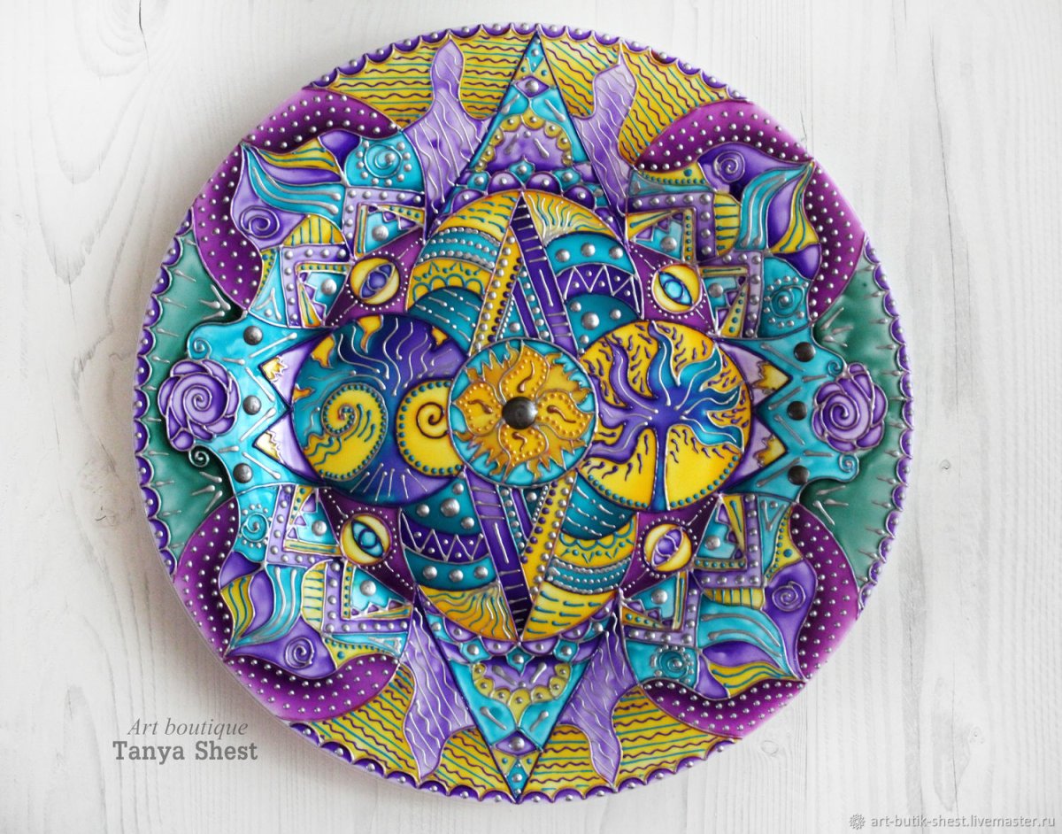 Белая Мандала на стене