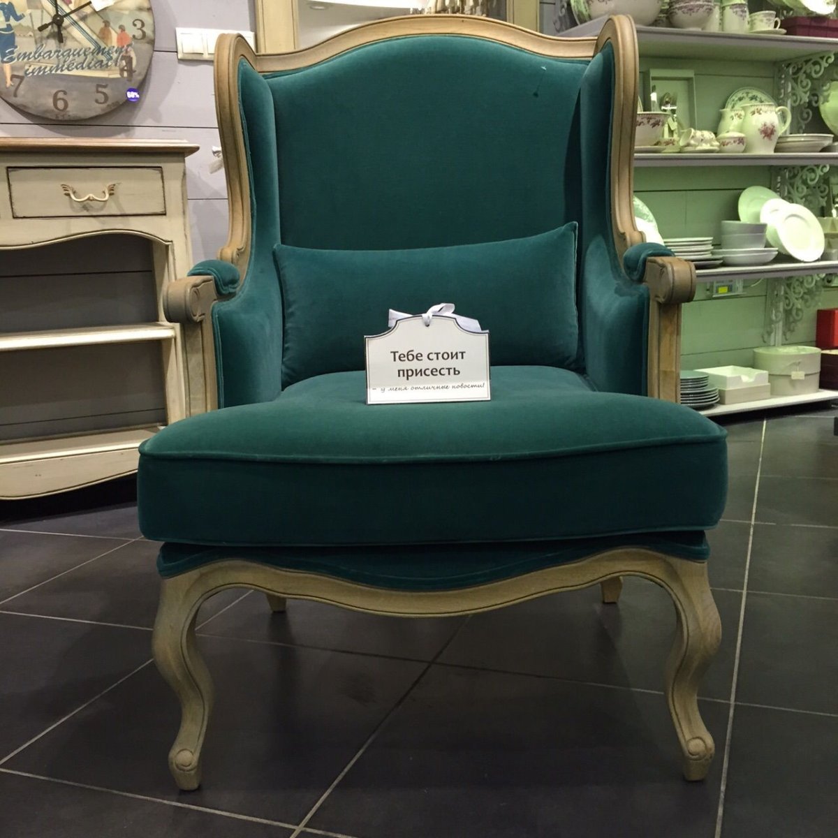Изумрудно зеленый диван