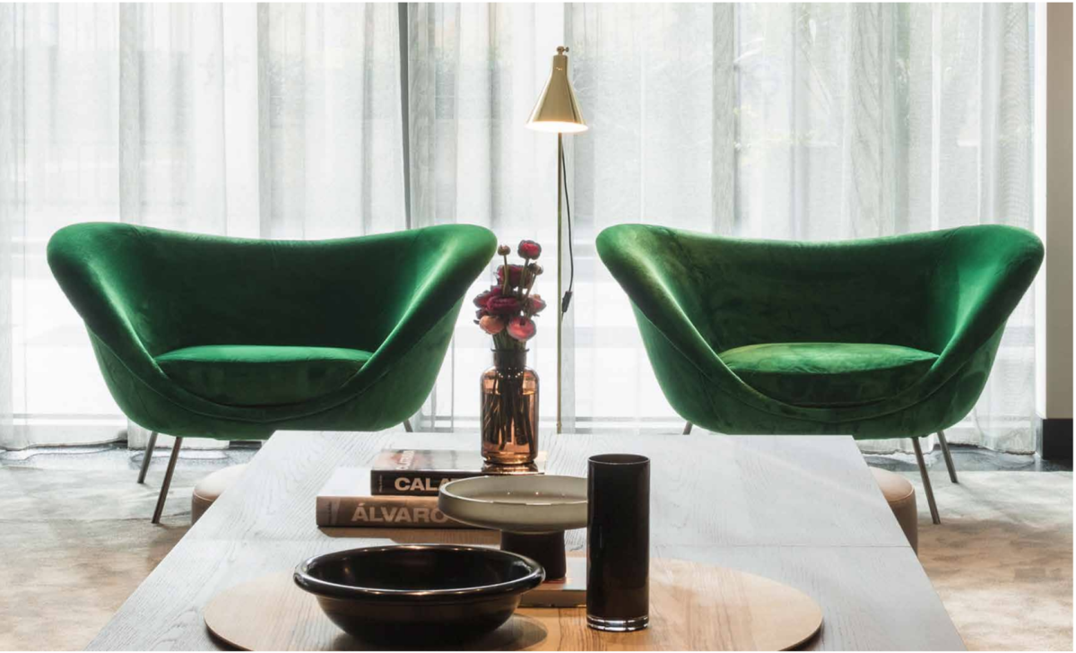 Серое кресло с изумрудной подушкой