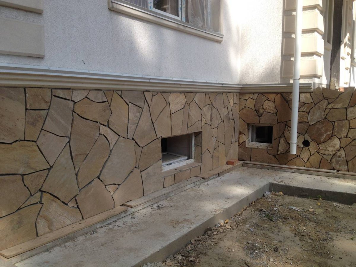 Отделка цоколя диким камнем