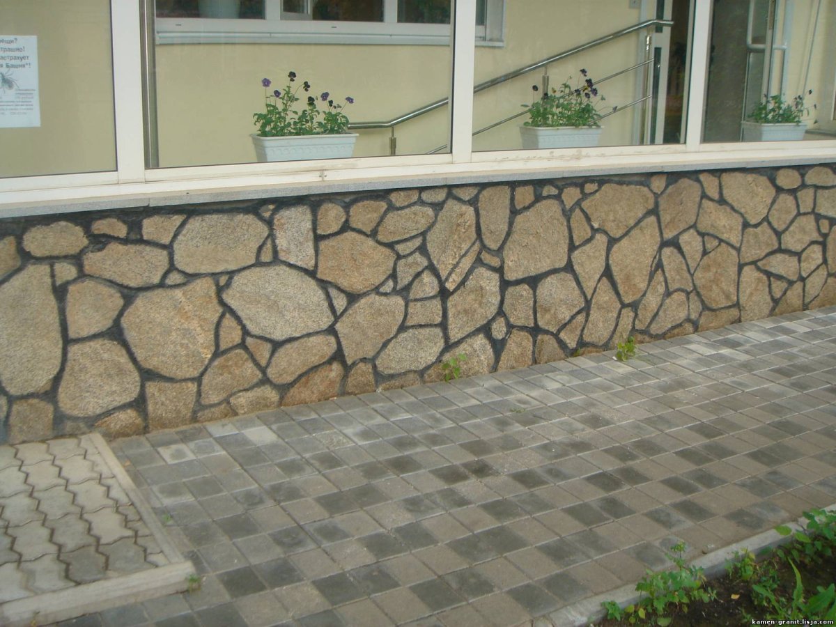 Облицовка фундамента плитняком