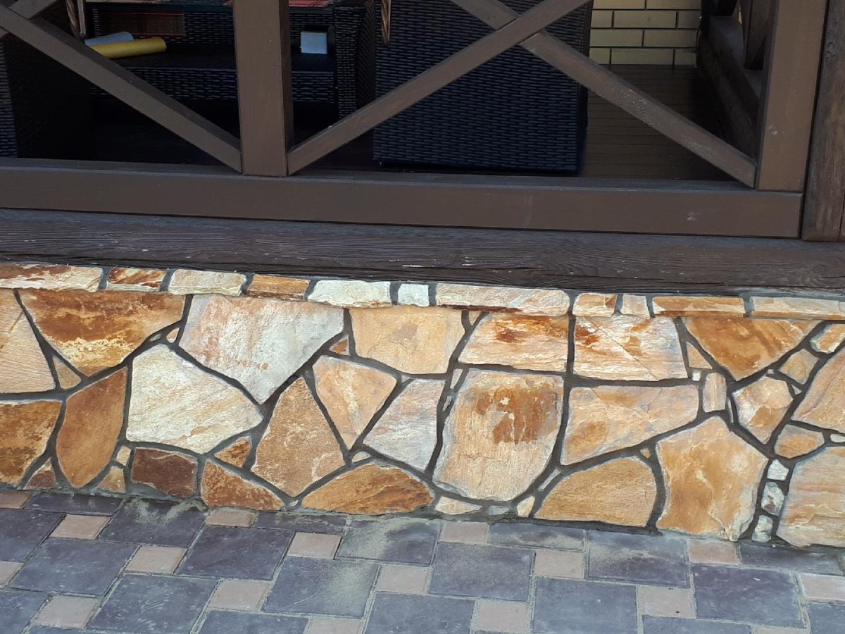 Отделка цоколя камнем