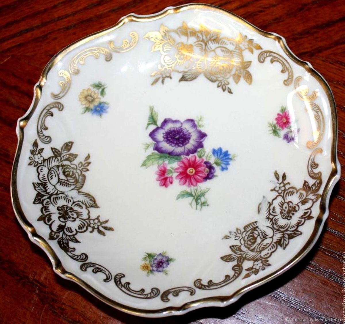 Старинное блюдо с изображением женщины