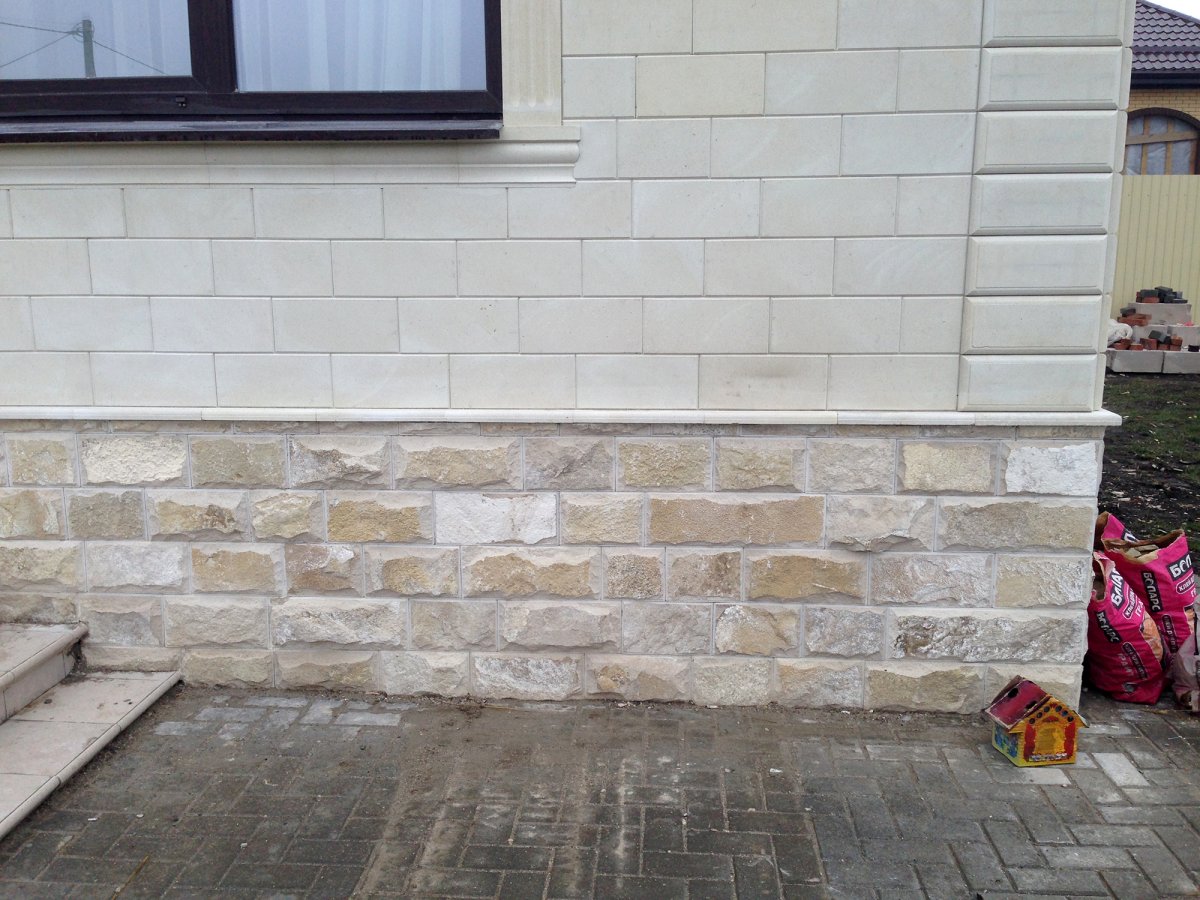 Отделка фундамента камнем