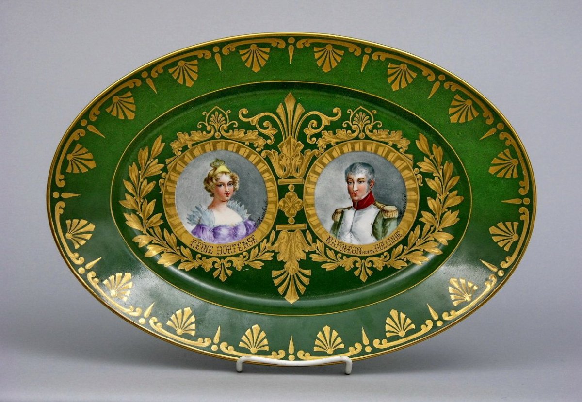 Декор стены антикварными тарелками