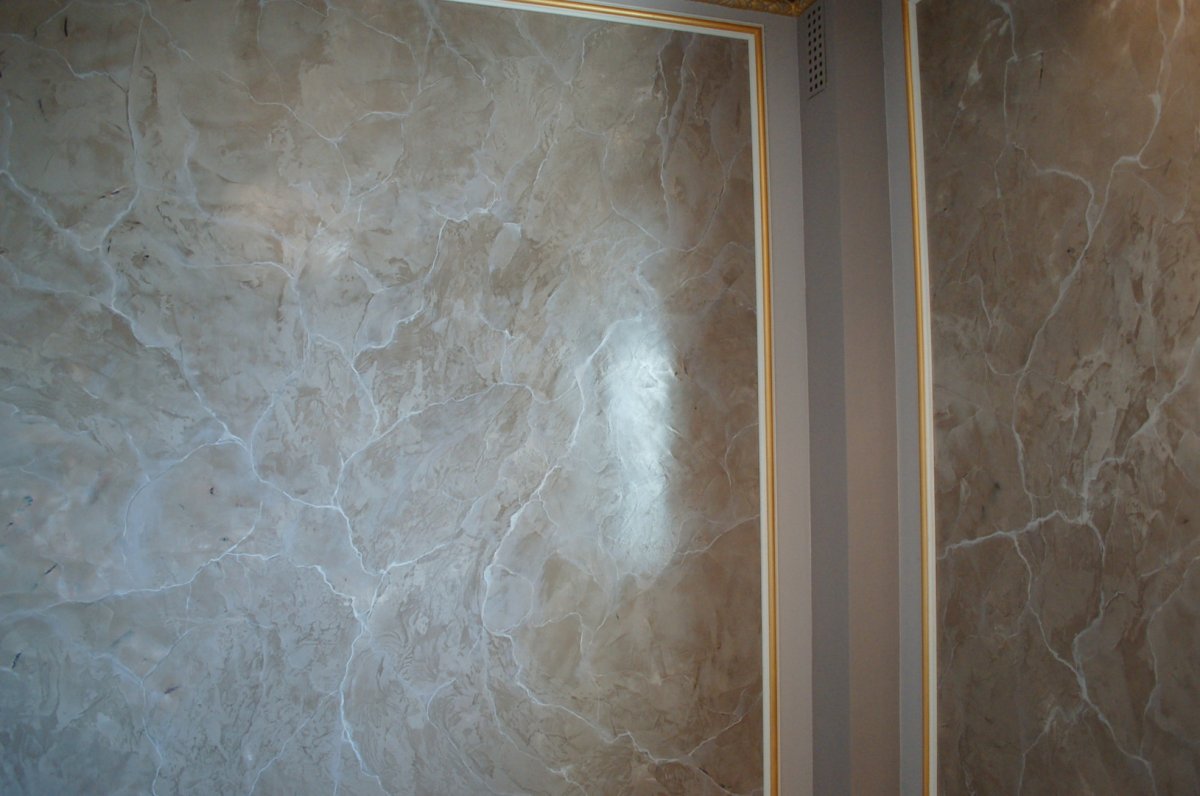 Мраморная стена в интерьере гостиной