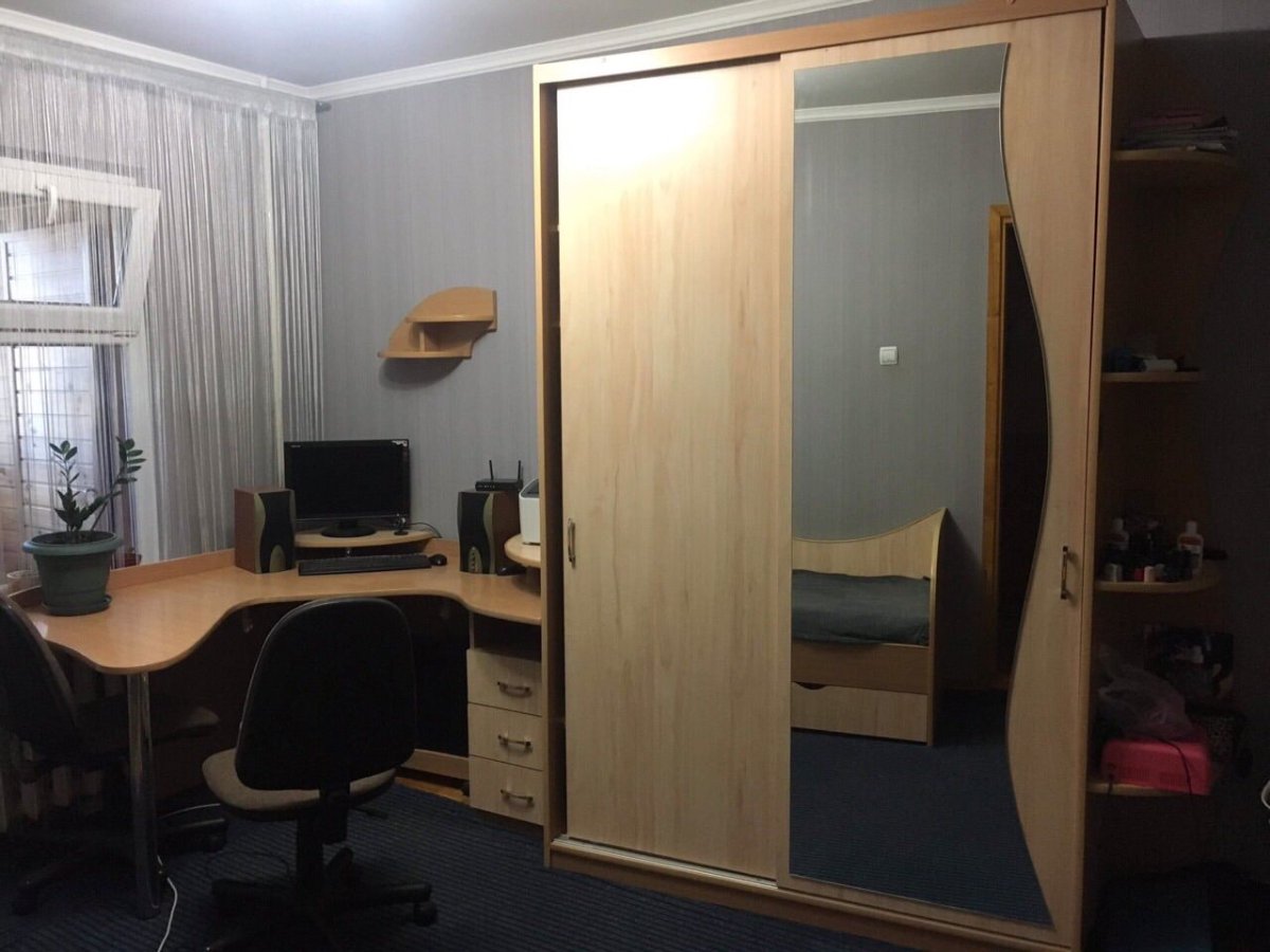 Шкаф с компьютерным столом внутри