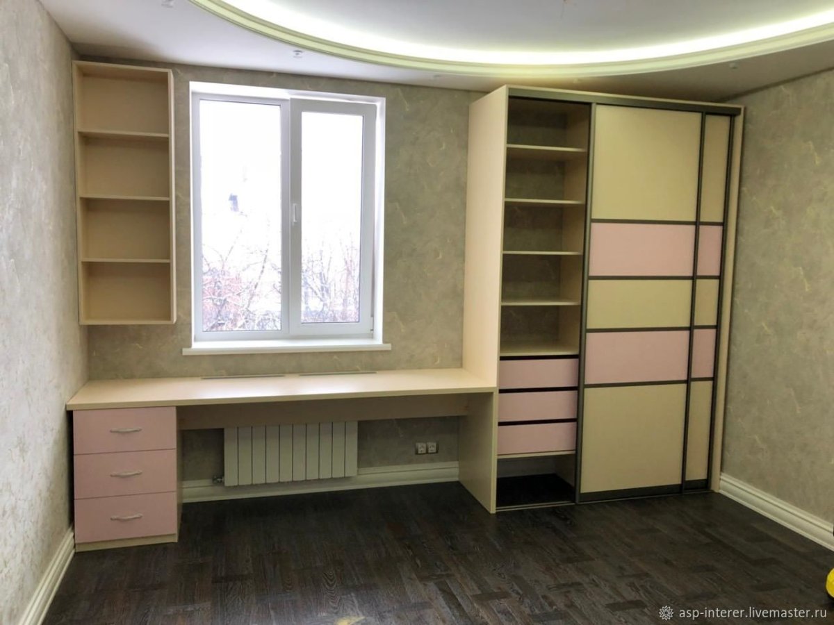 Письменный стол у окна