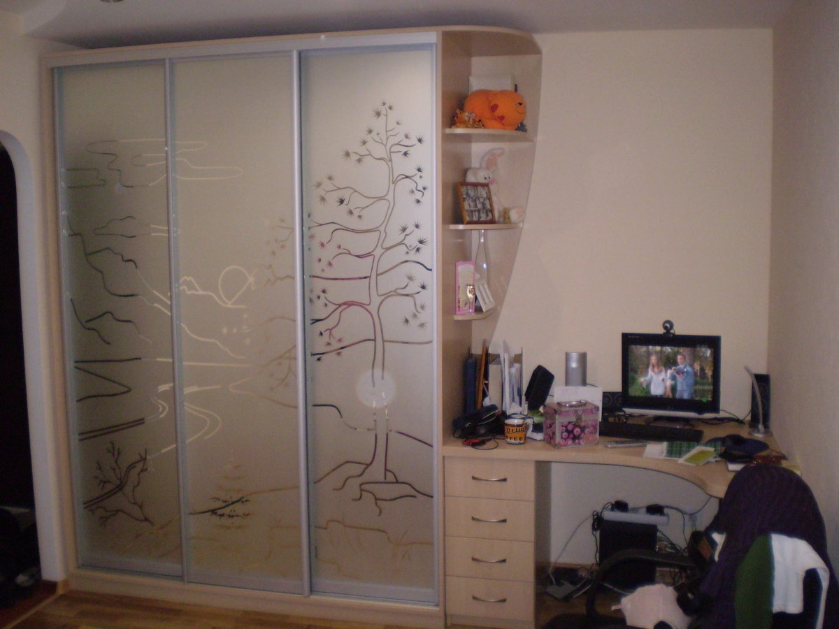 Угловая стенка с компьютерным столом