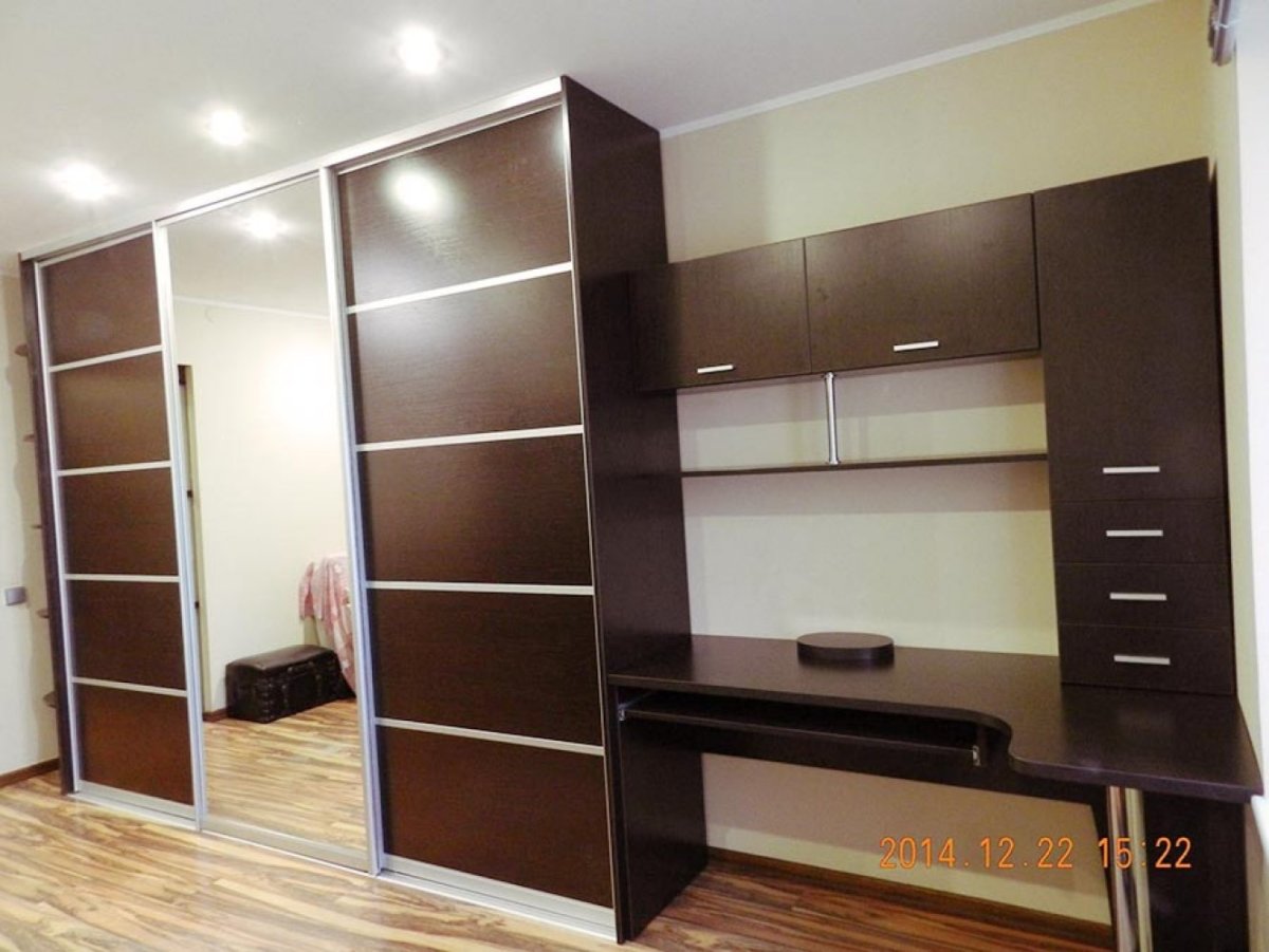 Стенка со шкафом купе и компьютерным столом