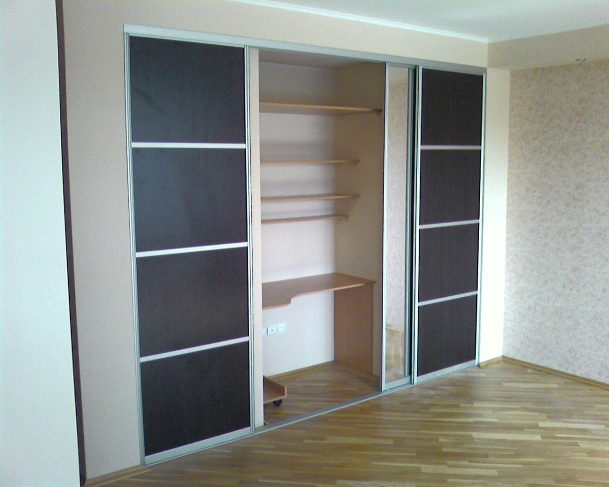 Встроенный шкаф в гостиную с диваном