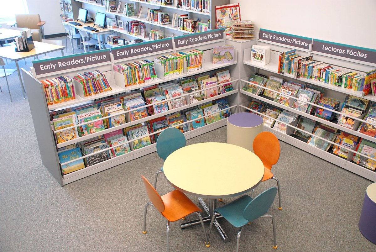 Книжные полки у окна