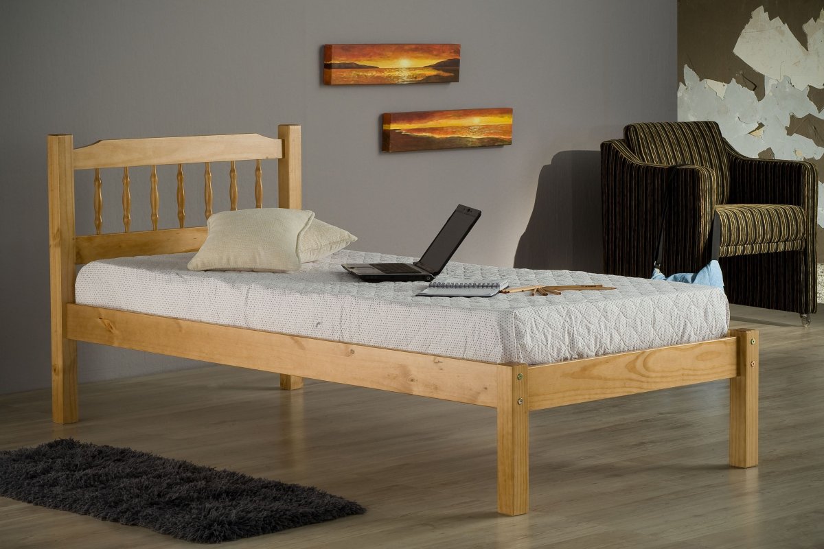 Кровать с деревянным изголовьем