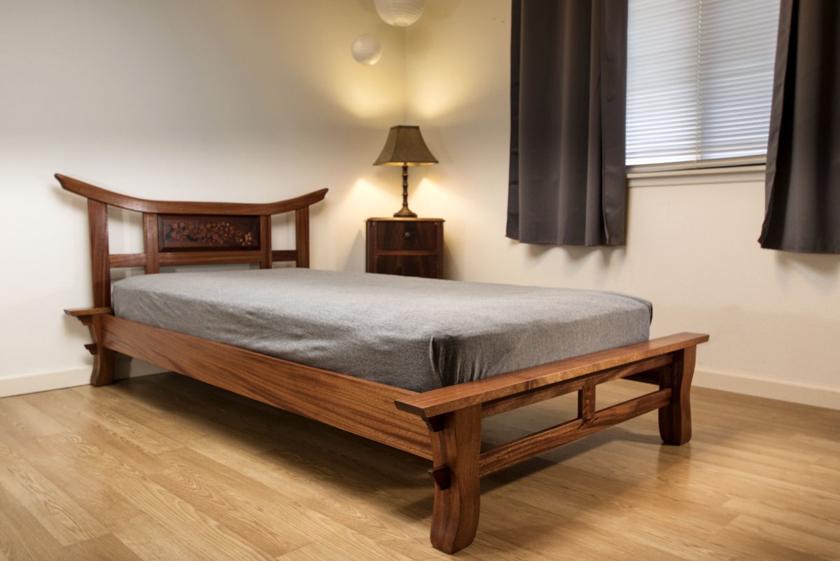 Деревянная кровать с металлическим каркасом