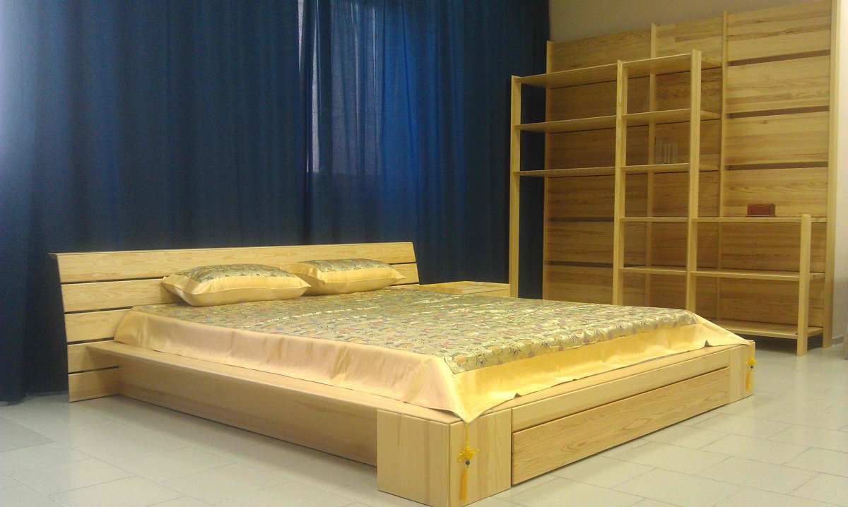 Планкен из лиственницы в интерьере спальни