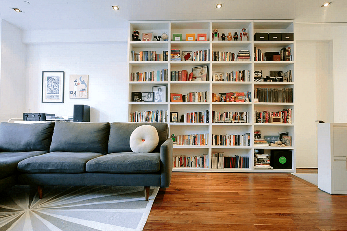 Книжный шкаф во всю стену
