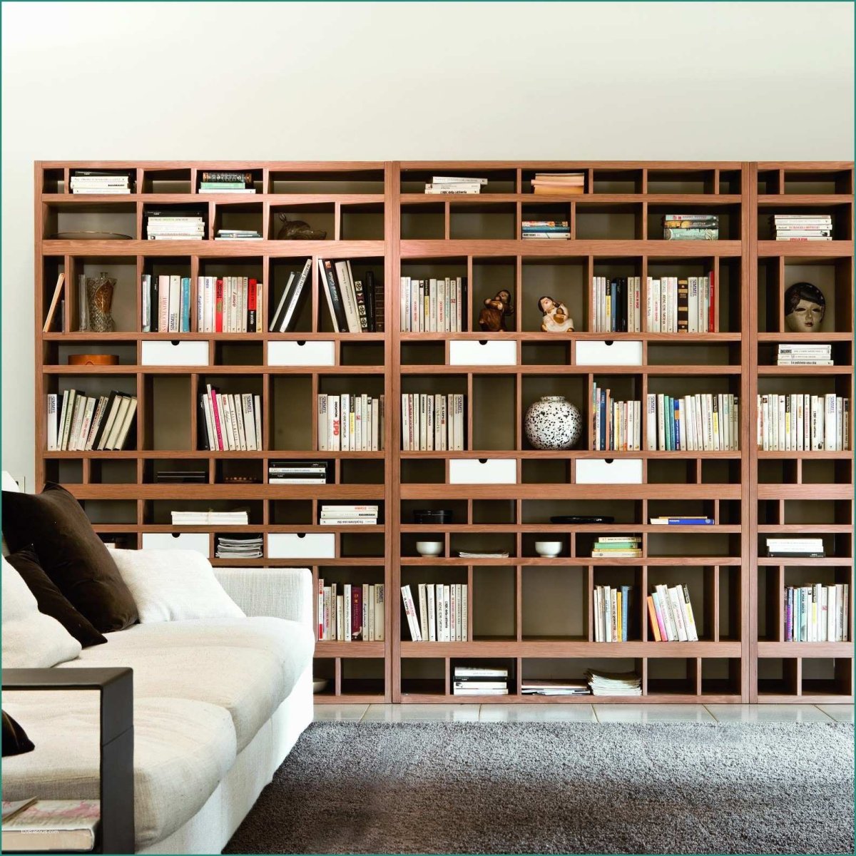 Книжный стеллаж на стену