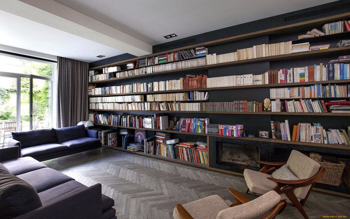 Книжный стеллаж во всю стену