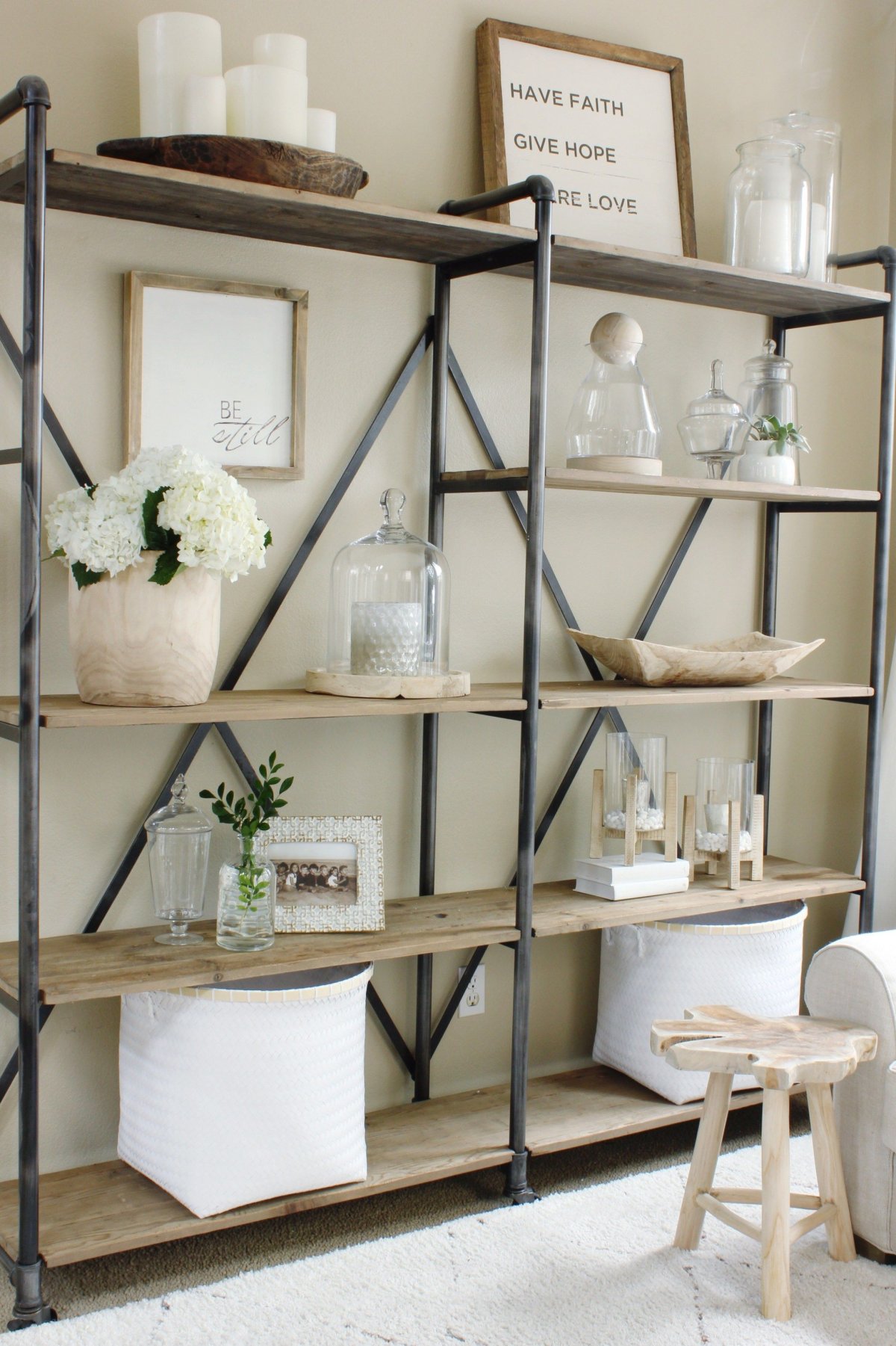 Популярные вещи для декора стеллажа