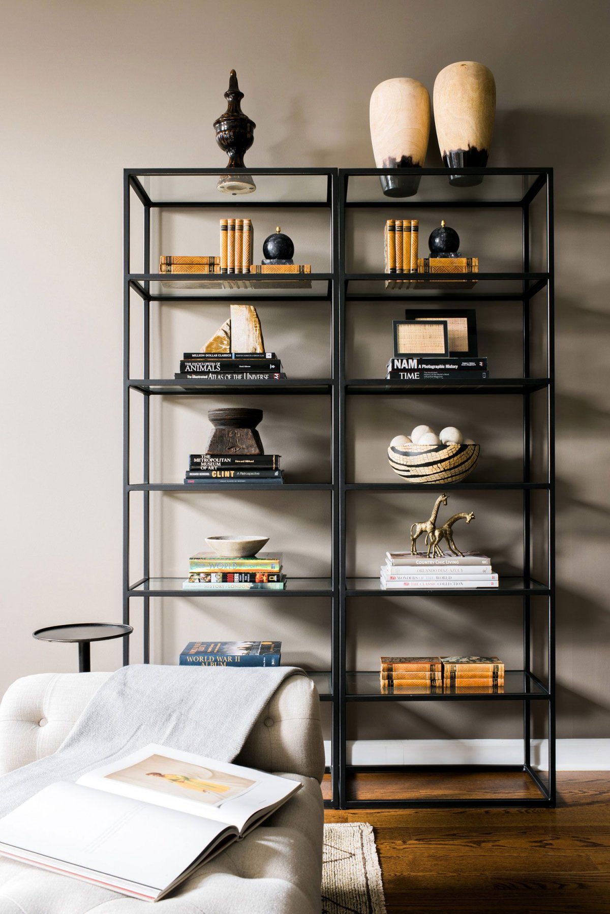 Черный стеллаж в интерьере