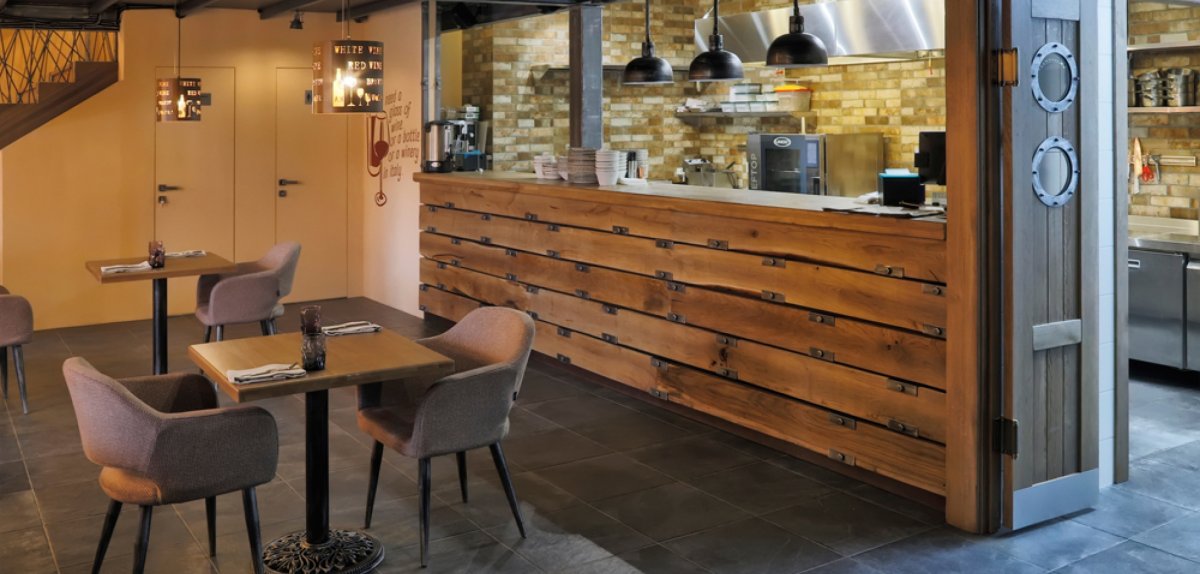 Барная стойка в ресторане