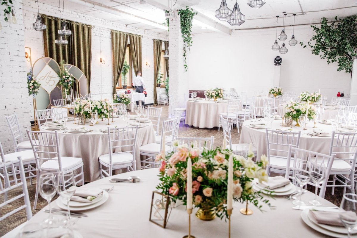 Украшение искусственными цветами кафе