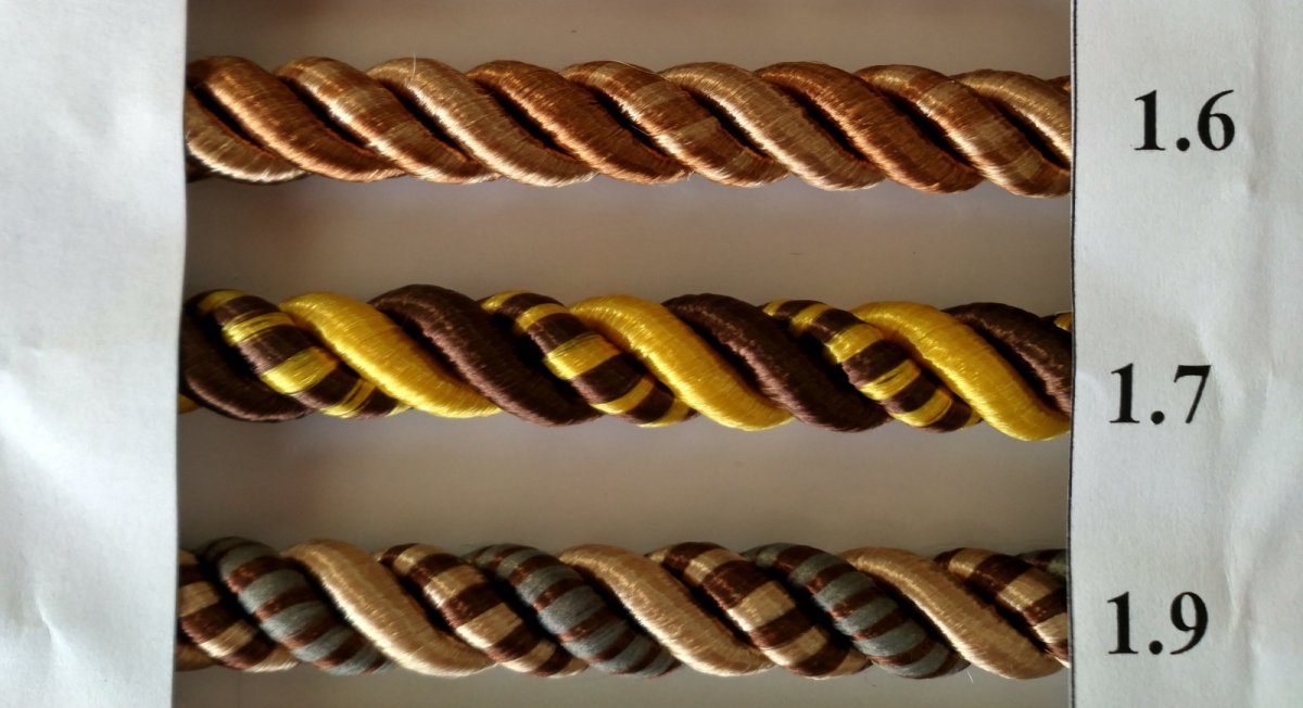 Декоративный шнур на липкой основе.