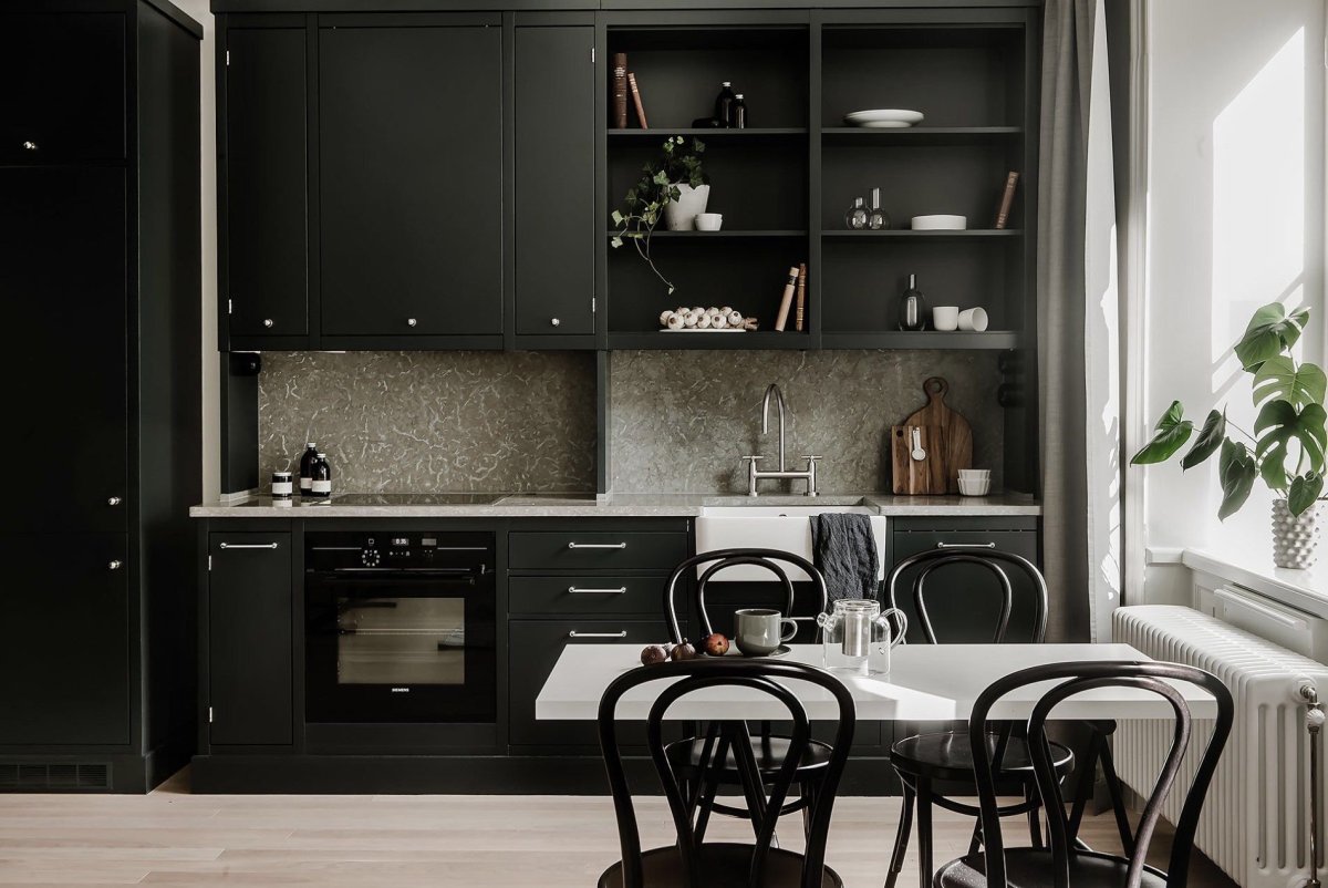 Стильная черная кухня