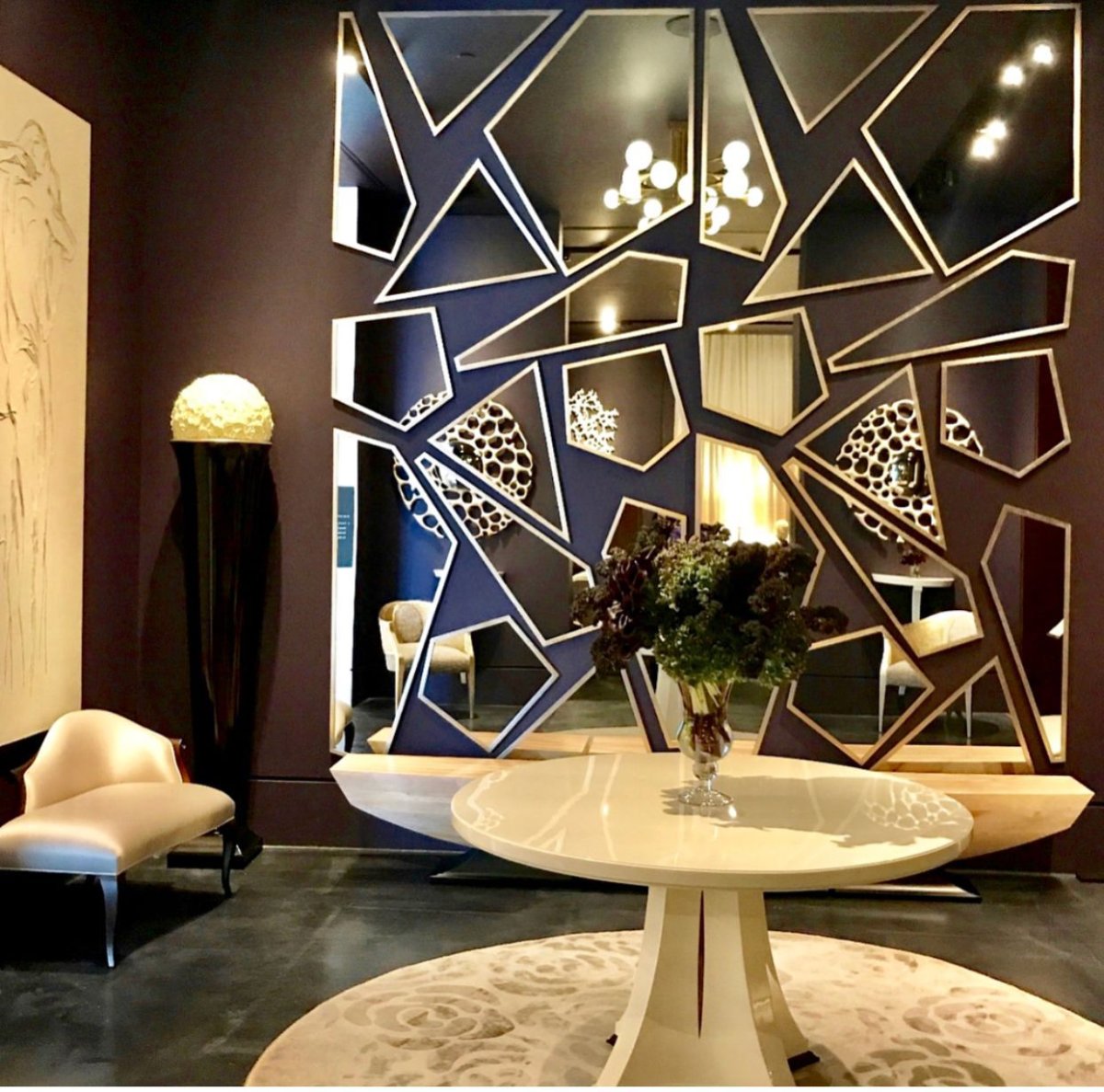 Зеркало в багете для прихожей