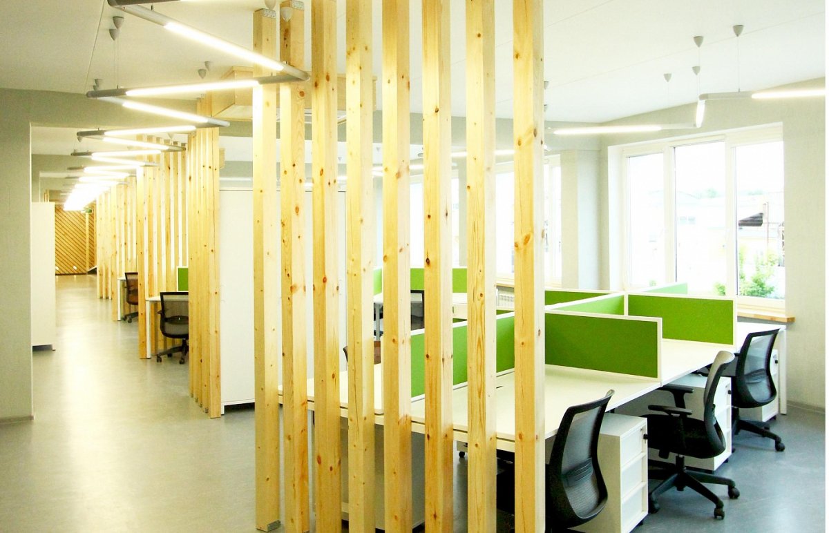 Дизайнерские перегородки для зонирования пространства в офисе