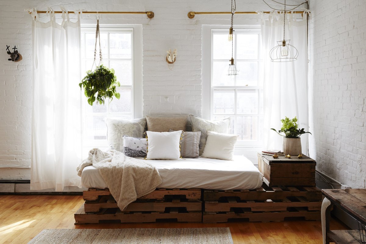 Кровать из поддонов в скандинавском стиле