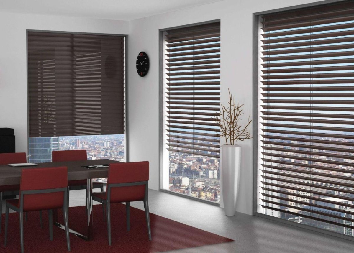 Деревянные жалюзи на кухне