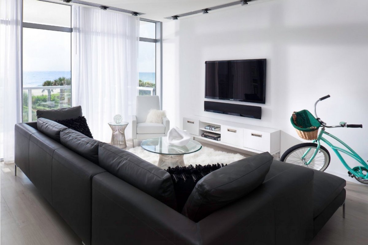 Диван в темной комнате