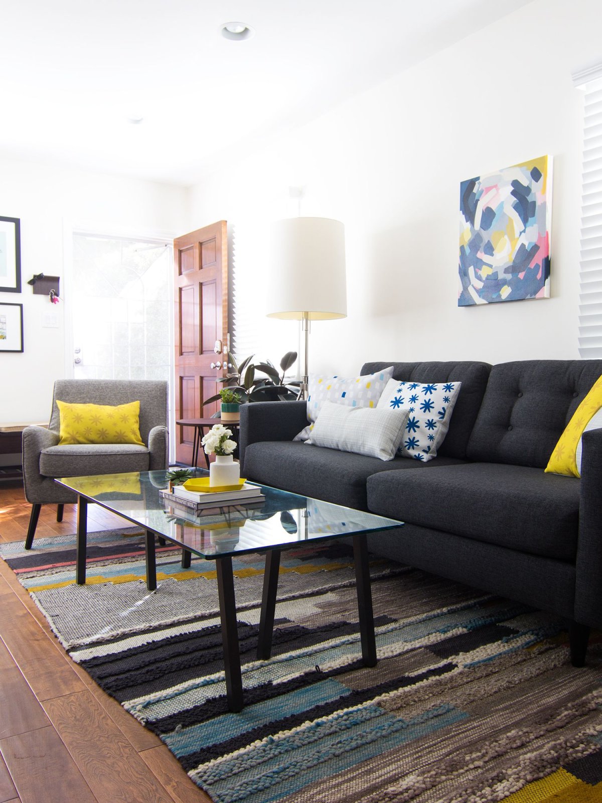 Черный диван в интерьере