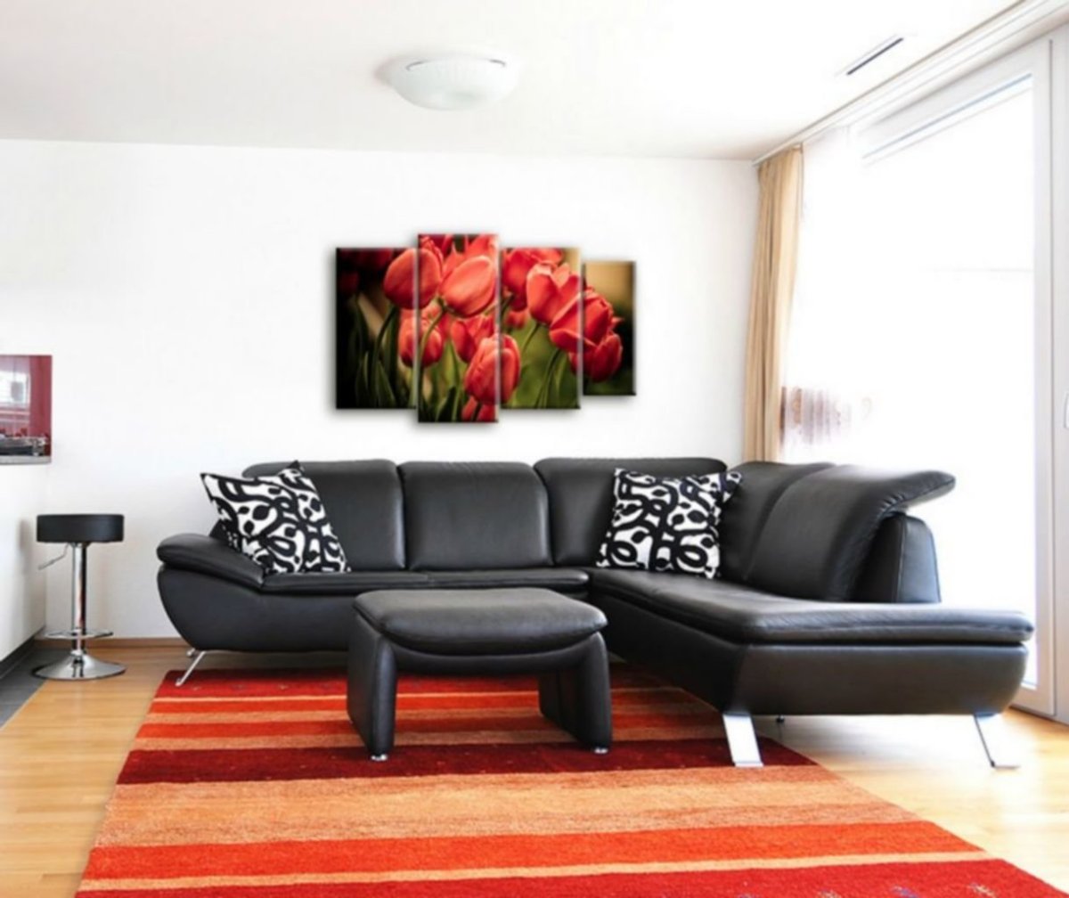 Гостиная с черным диваном