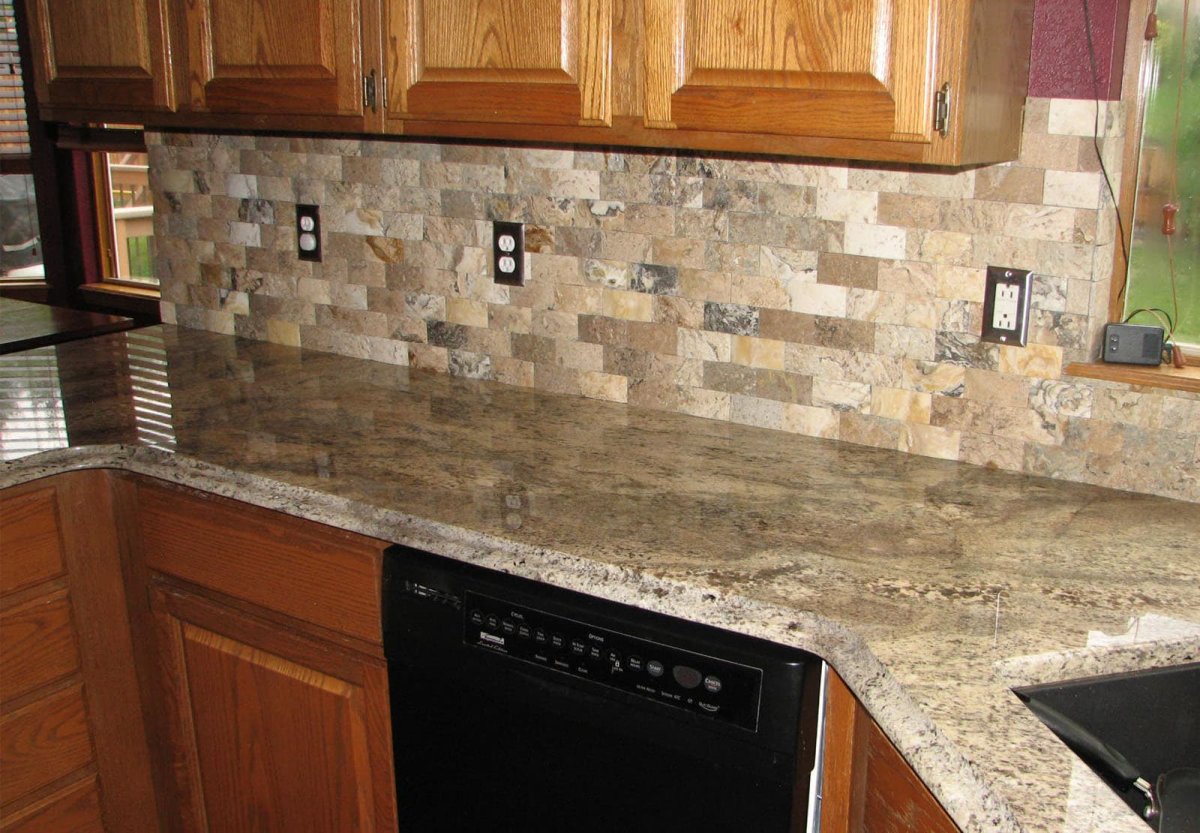 Столешница и фартук из плитки на кухне