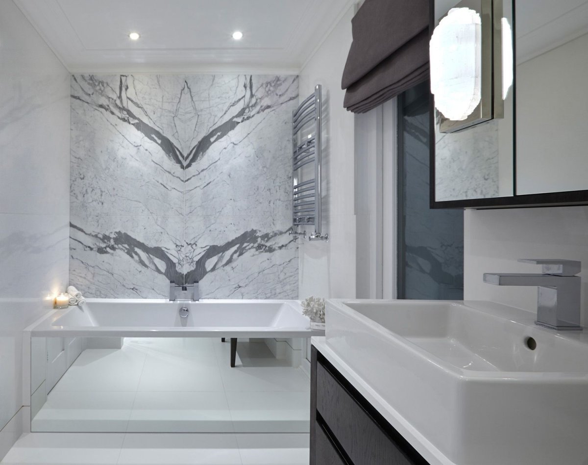 Маленькая ванная белый мрамор