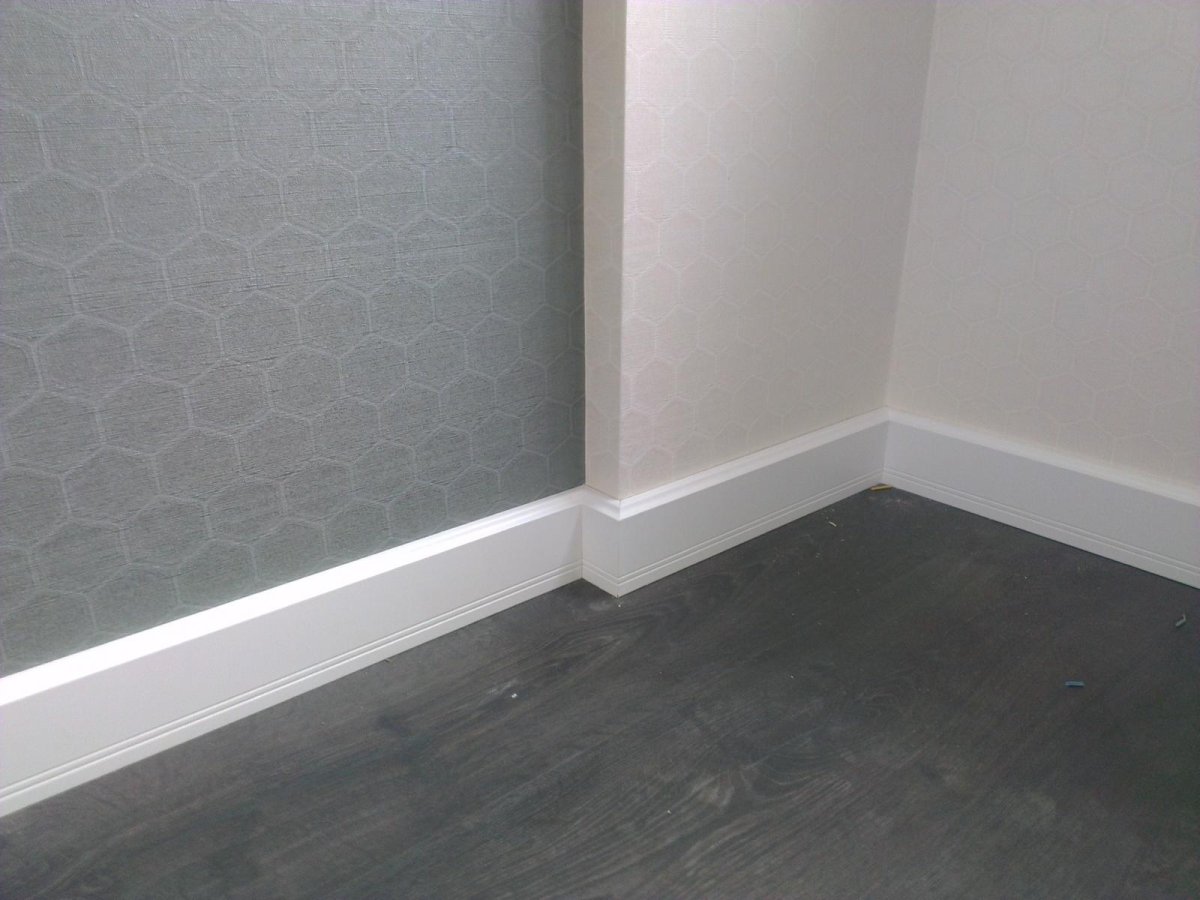 Серые обои белый плинтус