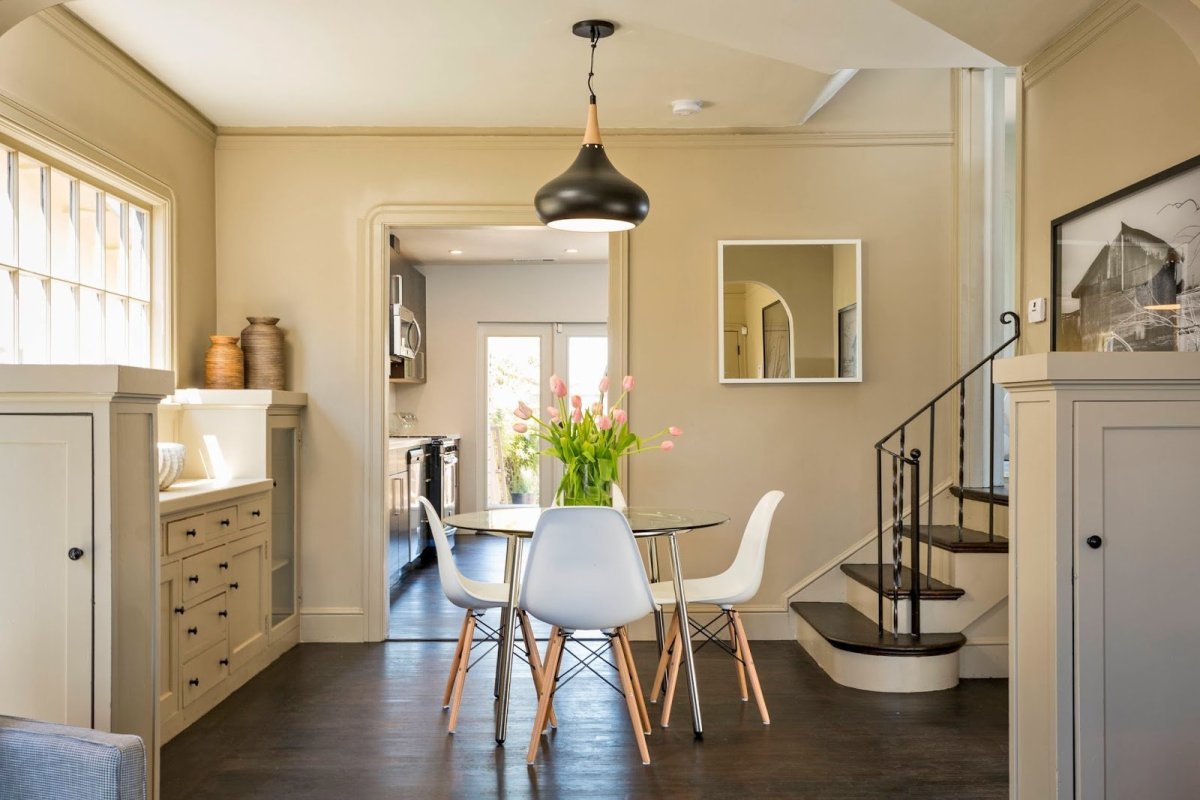 Светло желтые стены на кухне