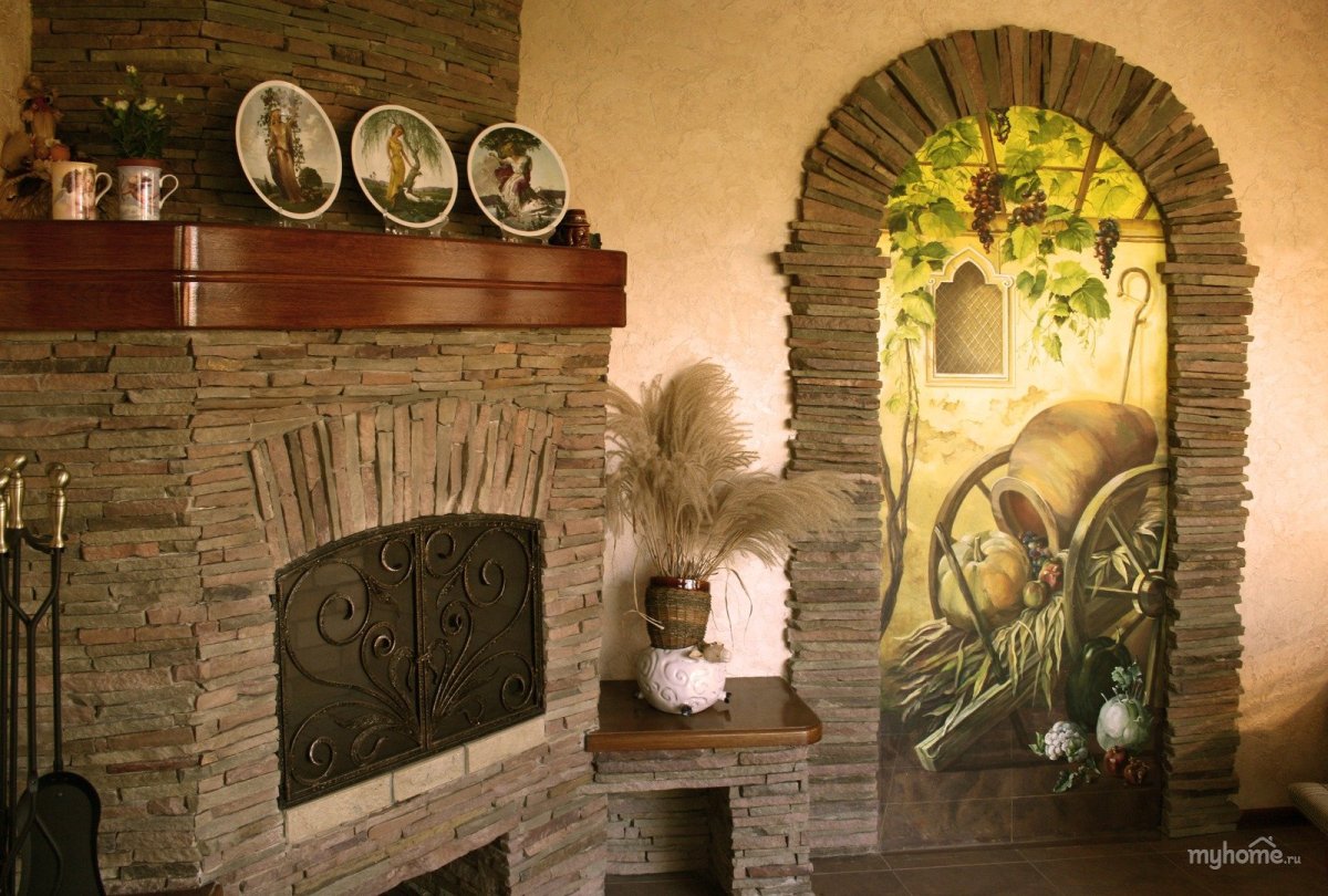 Человек обрабатывает стену из искусственного камня